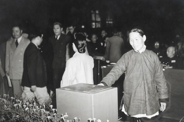1949年，毛主席以575票当选主席，距离"满票"缺了一票，周恩来找到毛主席，向