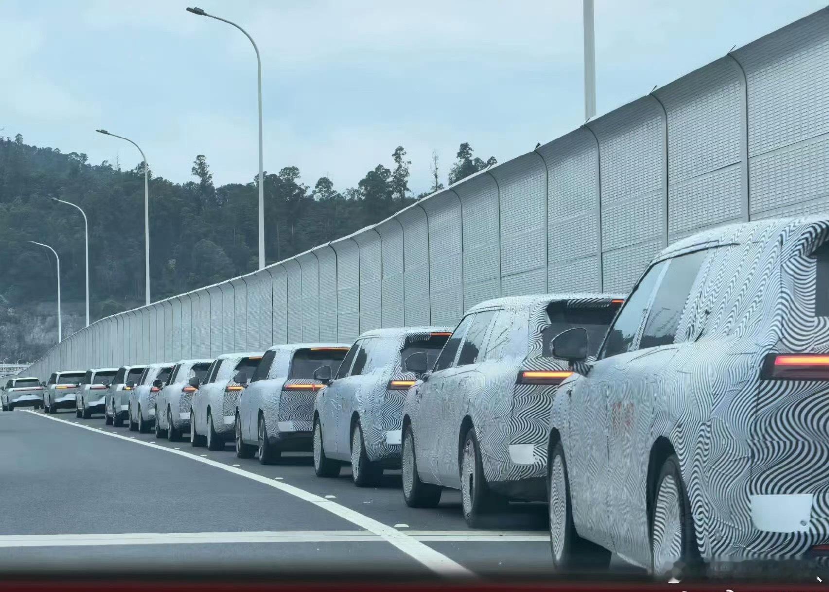 小鹏Robotaxi车队路测曝光比起L4的预习，展示编队能力这一块子也挺有意思的