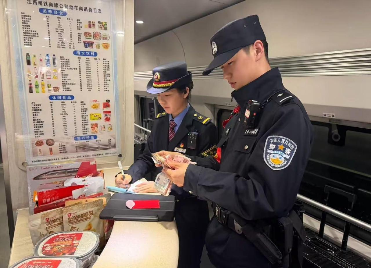 由动车一队担当的D9605次列车，列车长帮助旅客找到遗失物品手提包，内有现金，列