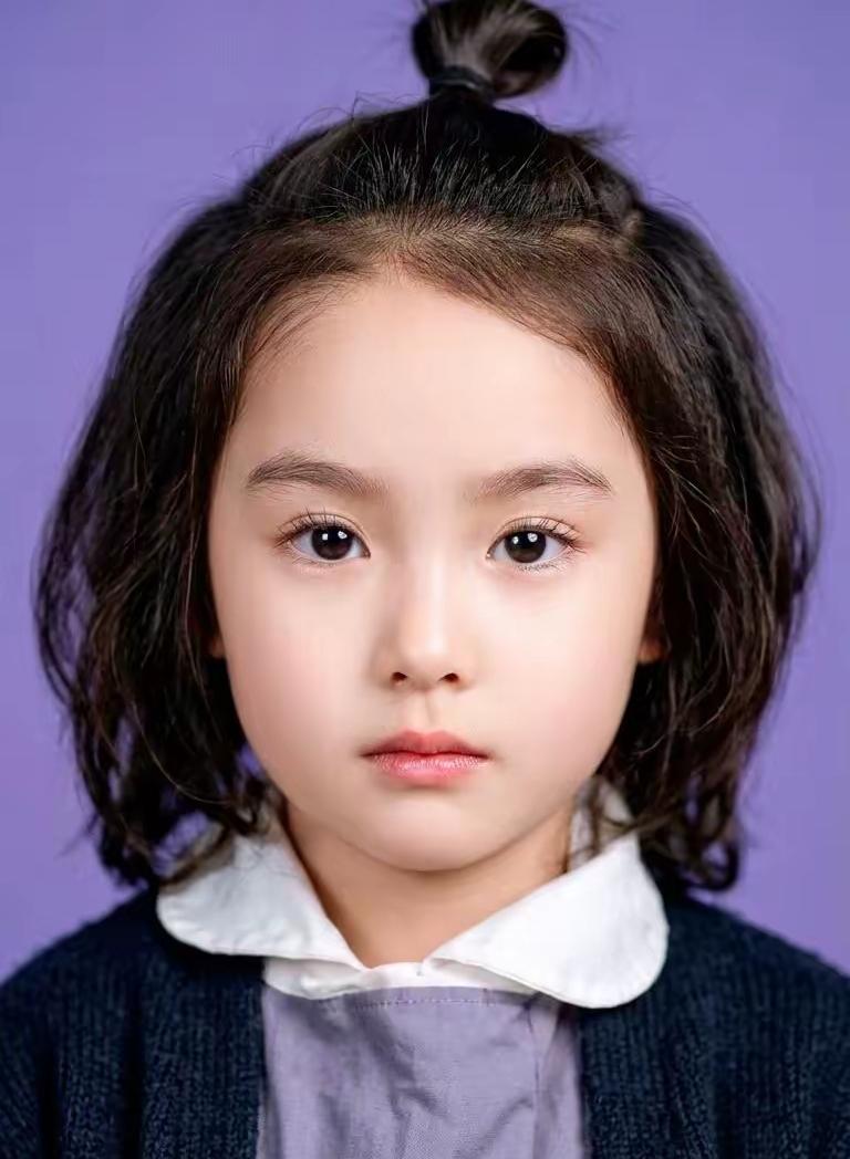 如果你连这是谁都还能猜出她是谁的话，那你肯定是喜欢收集美女图了，有人这样评价她的