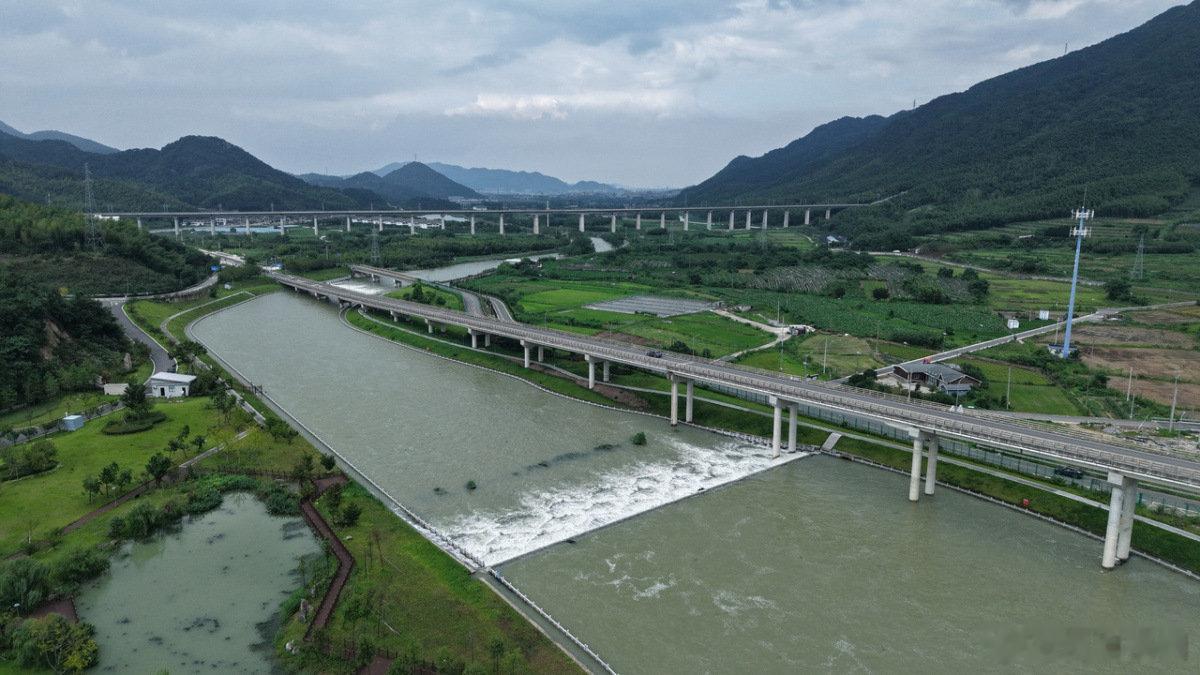【宁波葛岙水库首次启用溢洪闸泄洪 水位超历史峰值】8月13日起，宁波葛岙水库首次