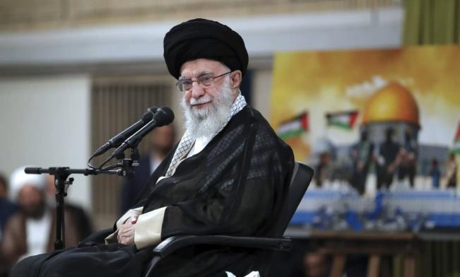 气笑了！美军第二艘航母还没到，哈梅内伊就开始“自罚三杯”——主动抛出三大妥协信号