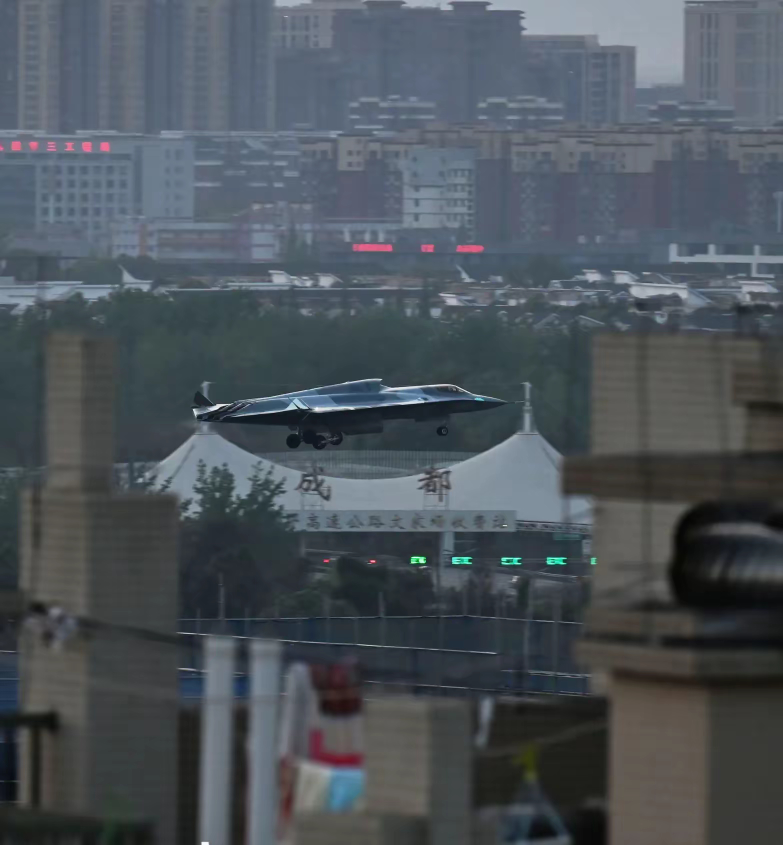 J-36 帅爆了，并排双座？海军节快乐！. ​​​