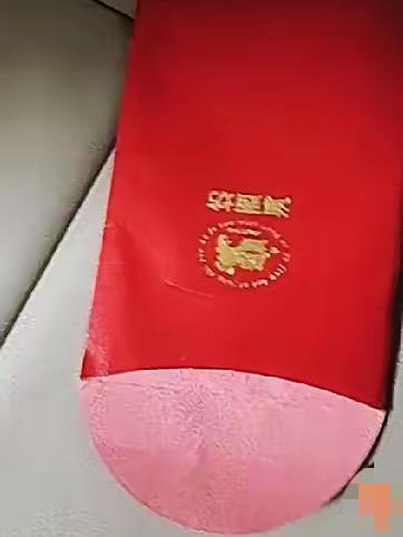 一家三口去亲戚家吃饭，临走时亲戚给孩子塞了个红包，我还挺开心。结果回家拆开一看，