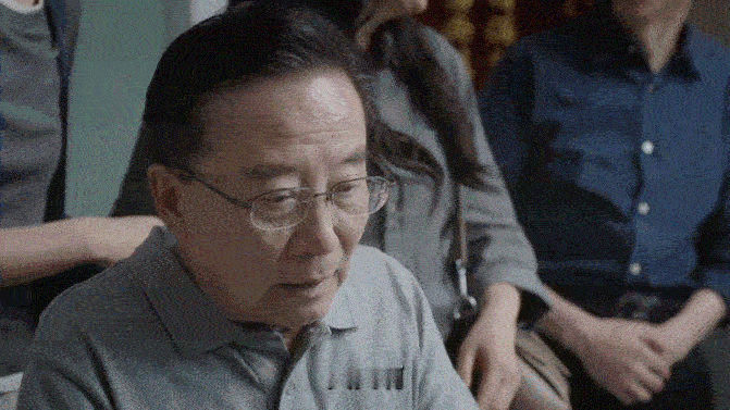 问心2为骗财让亲爹拔牙 老人身体康健根本无需拔牙，子女却被钱财迷昏头脑，荒唐迷信