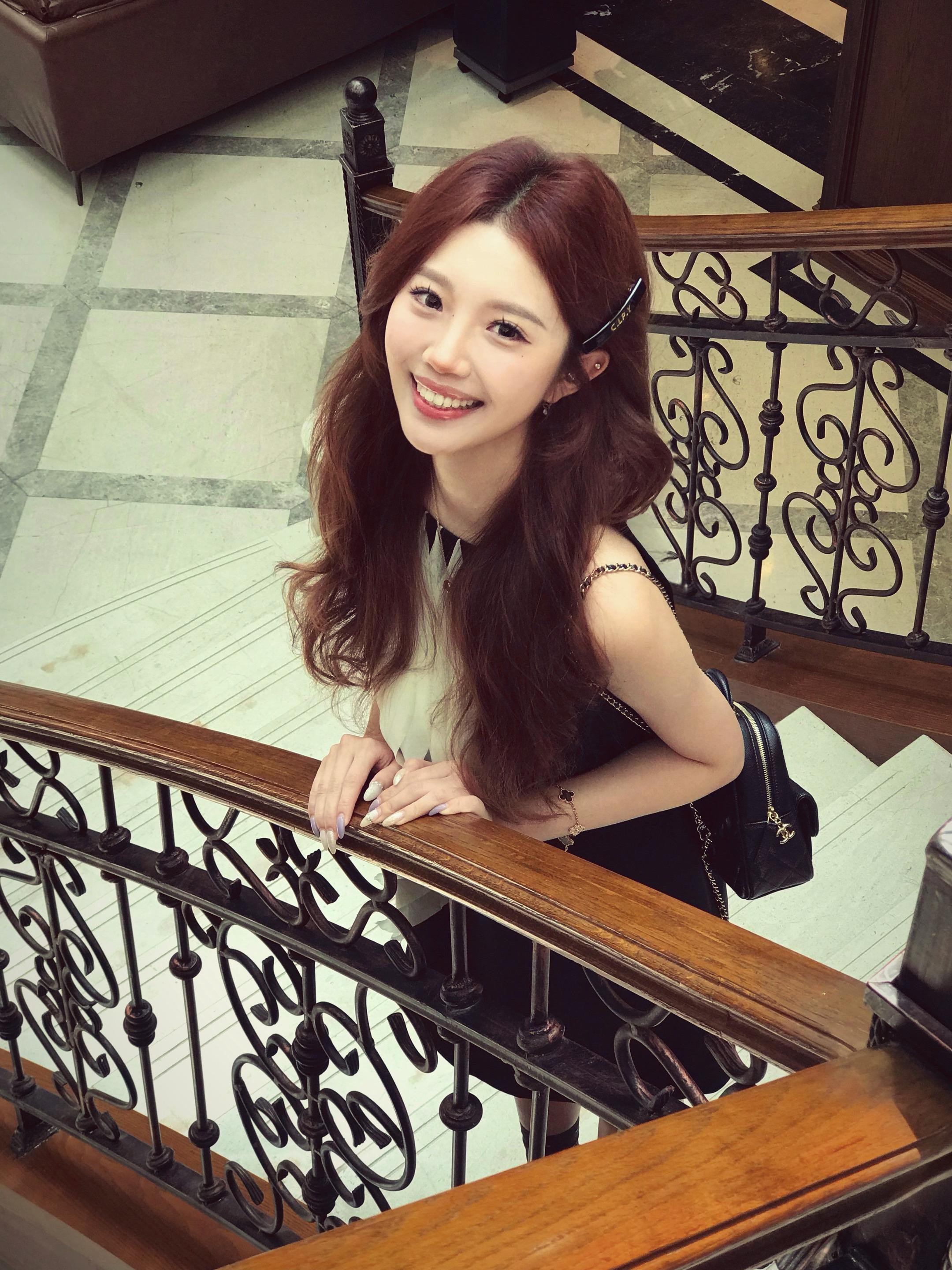 “如果你站在我面前，张开双臂笑眯眯，那命运安排的所有酸涩与苦楚，我都甘之如饴”