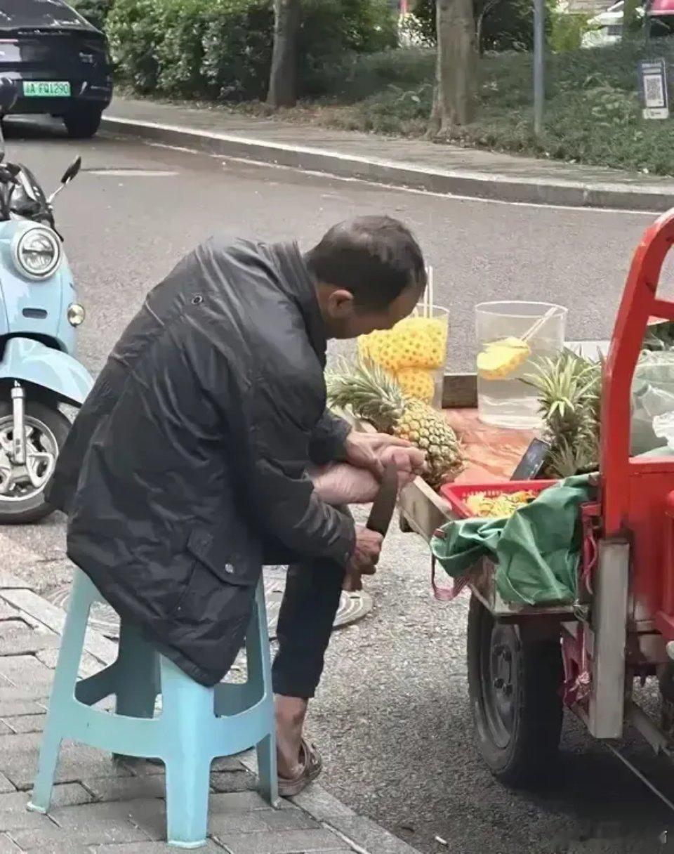路边的小摊，请你慎重买？不要在路边摊随便买东西吃了 ​​​