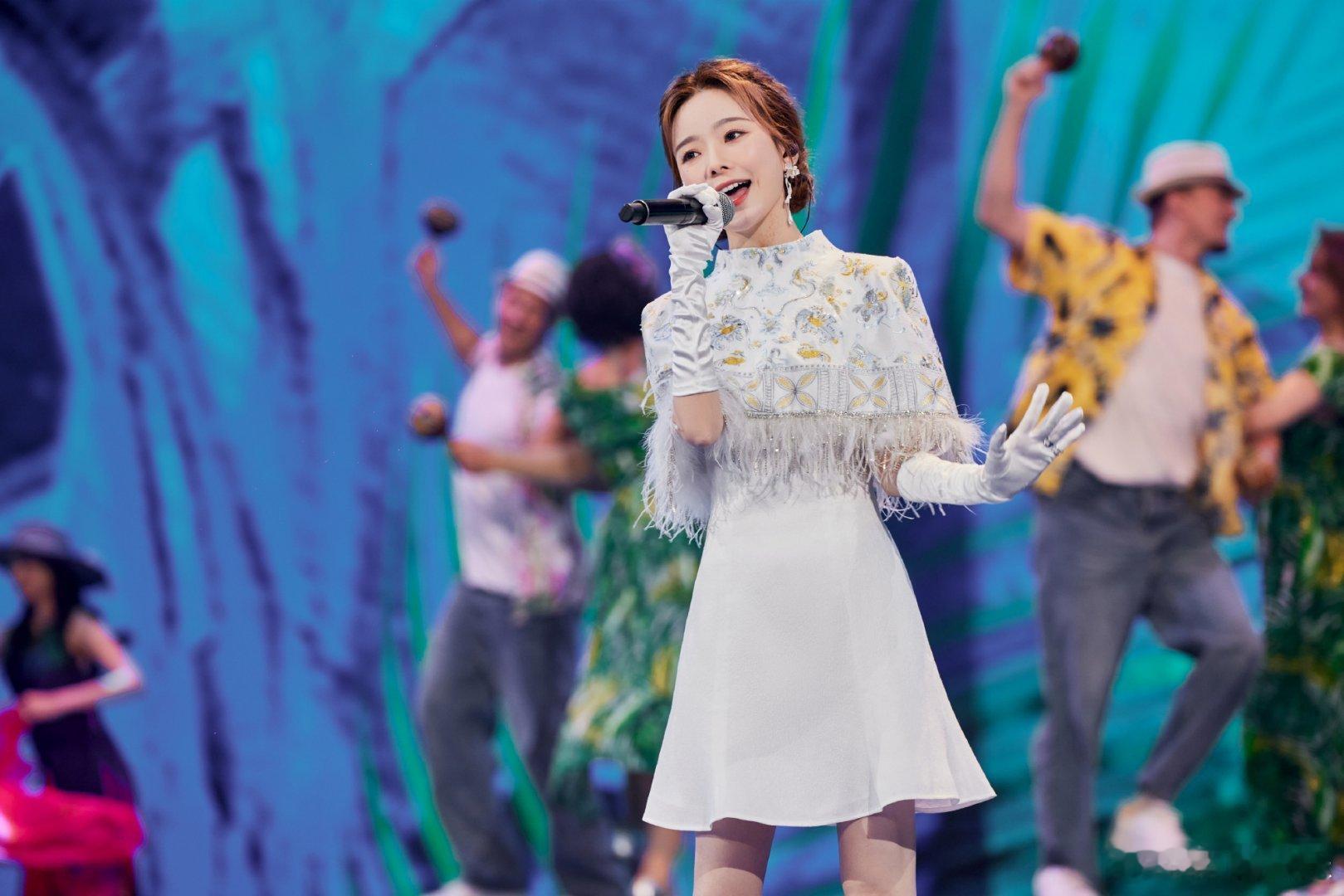 #硬糖少女303##陈卓璇# 今日份糖妹新鲜物料陈卓璇美美与共工作室更新舞台剧照