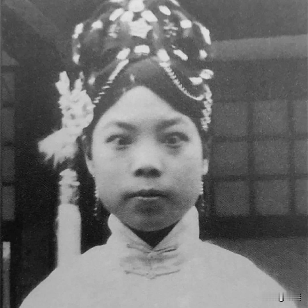 清朝后妃都难看？那不胡扯吗

很多人觉得清朝后妃难看，是受到晚清那些后妃的老照片