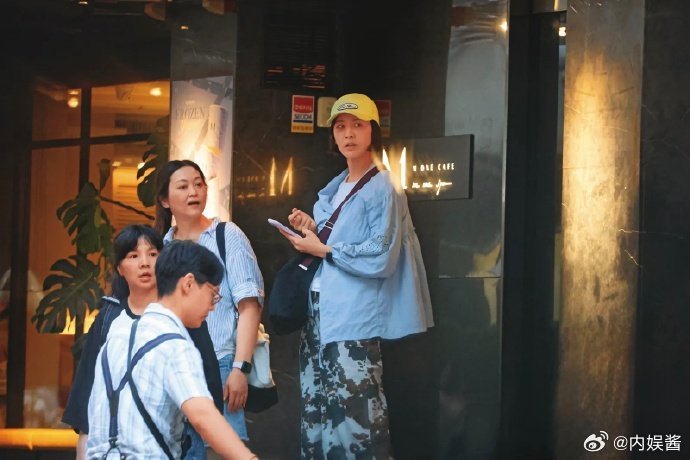 狗仔偷拍视角的曾沛慈 狗仔偷拍视角的曾沛慈，生图也好美！ 狗仔拍的曾沛慈