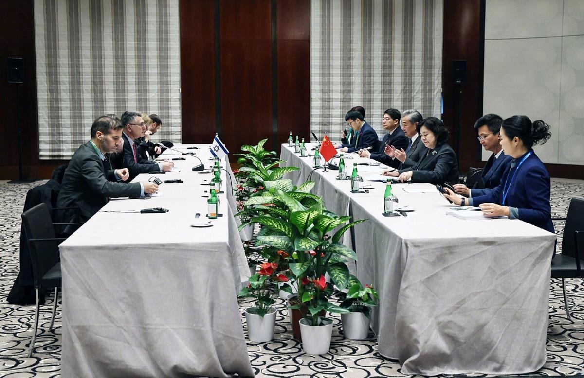 难怪以色列对中国低头，原来歼10C已交付中东，比警告100次管用
 
慕安会上，