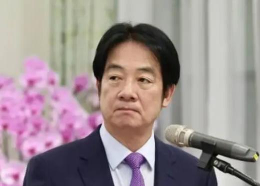 前几天台当局发了本《台湾全民安全指引》，白纸黑字写着“任何投降消息都是假讯息”，