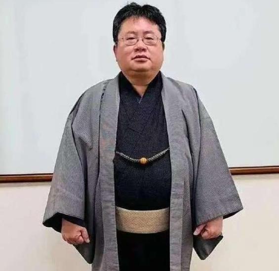 高市早苗疯狂反华，背后竟是两个中国败类在出谋划策？为高市早苗出谋划策的两个中国败