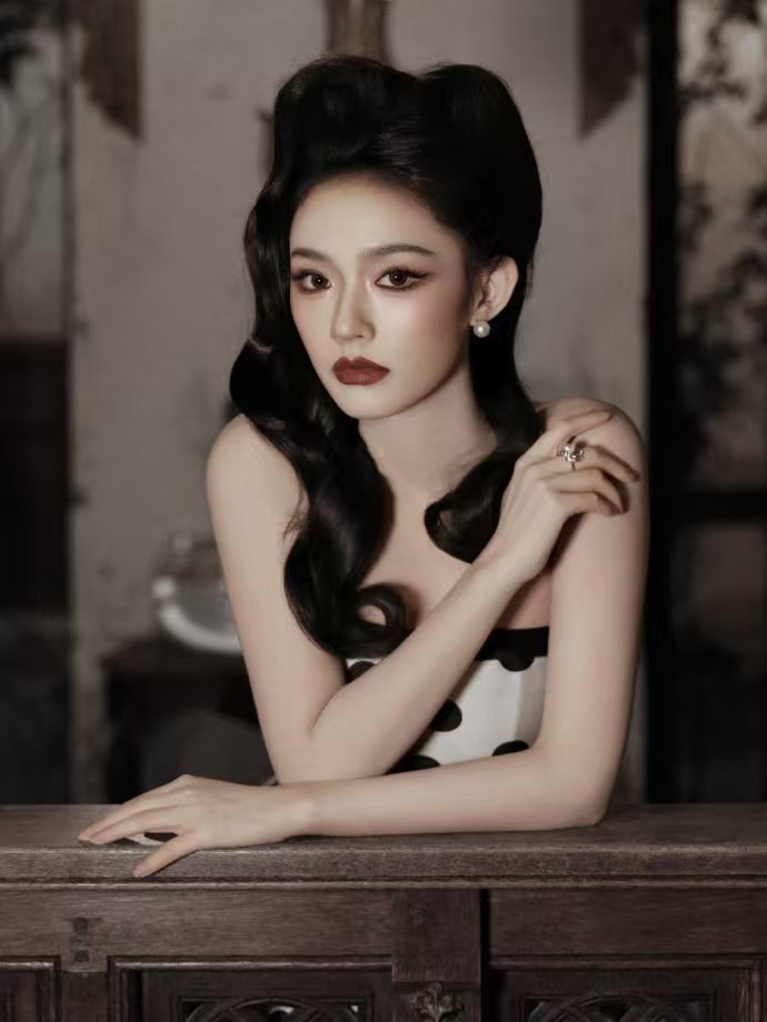 林允拍了三个年代的自己 林允这次创意爆棚！30年代林斯允，带着旧时光的温婉韵味；