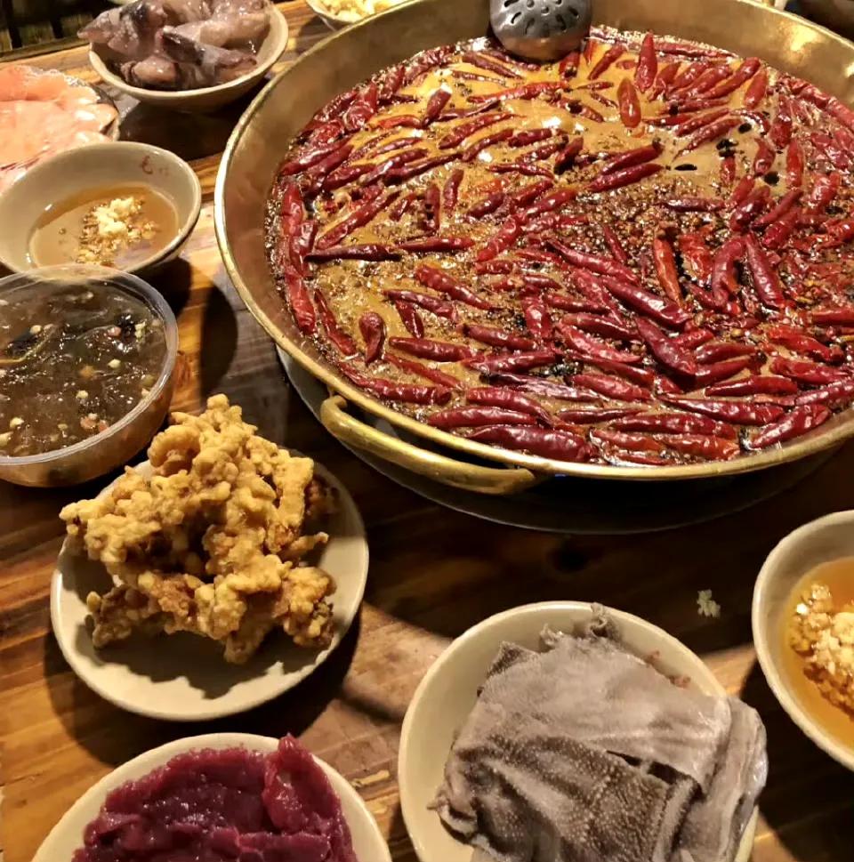 难怪越来越多的火锅店开不下去了。近日，有网友吐槽火锅店一份只有4片的娃娃菜却收费
