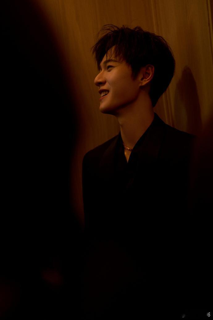 李昀锐熟男风味 李昀锐熟男风味真的是太知足了呀，戴着金项链的样子也好清爽！完全就