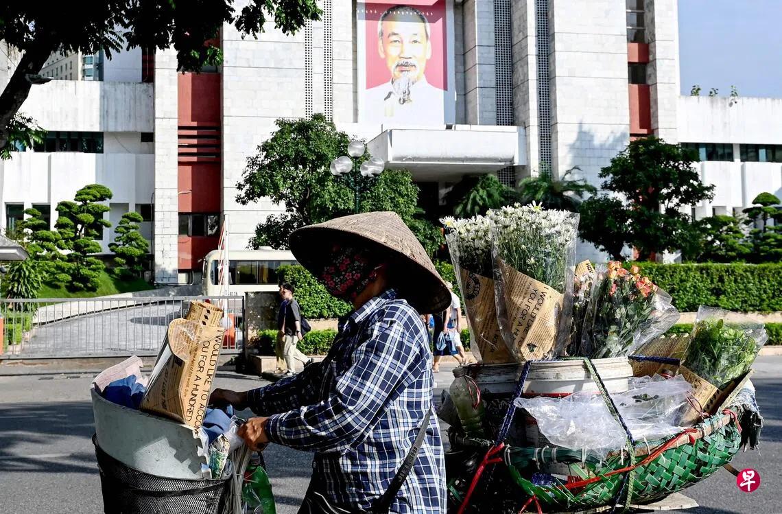 国内会称呼他是叛徒卖国贼 10月28日，越南河内市一名街头小贩推着自行车，车上载