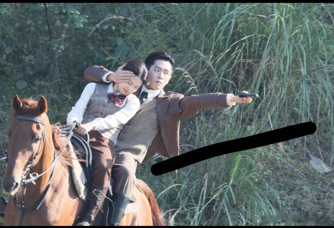 丞磊徐若晗《玉簟秋》双人骑马打枪路透 