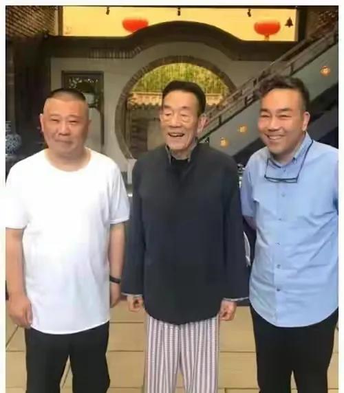 杨议炮轰郭德纲，要是搁以前年轻那会儿的老郭必是一场腥风血雨的回击，但现在的老郭都