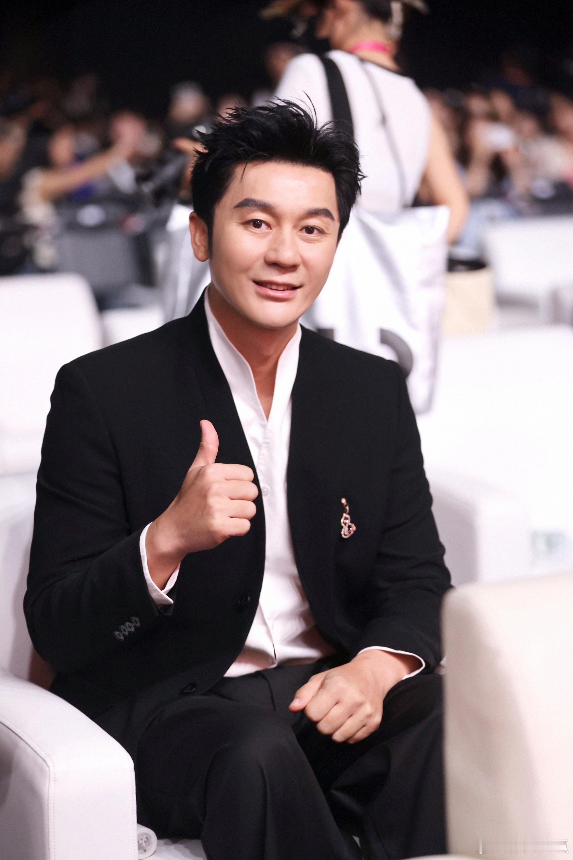 李晨微博文化交流之夜 李晨拿下年度影视表演质感人物！黑色这套造型好绝～演技+颜值