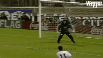 世界上独一无二的“疯子“守门员，他就是哥伦比亚传奇门将雷内·伊基塔，守门动作花样