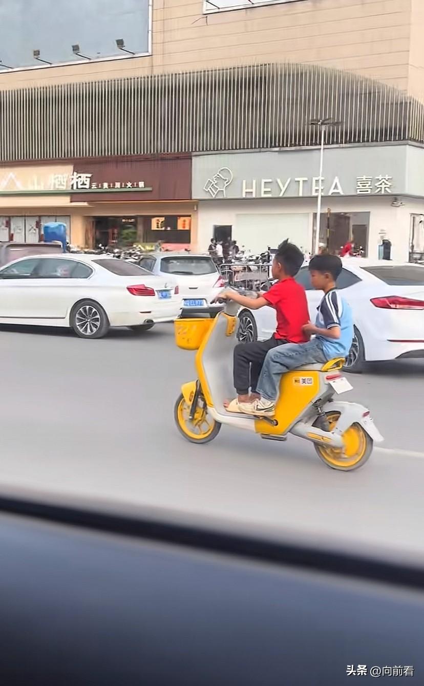 吓出冷汗，两个都不到10岁的孩子，居然骑着共享电动，后座还载着小伙伴，在车来车往