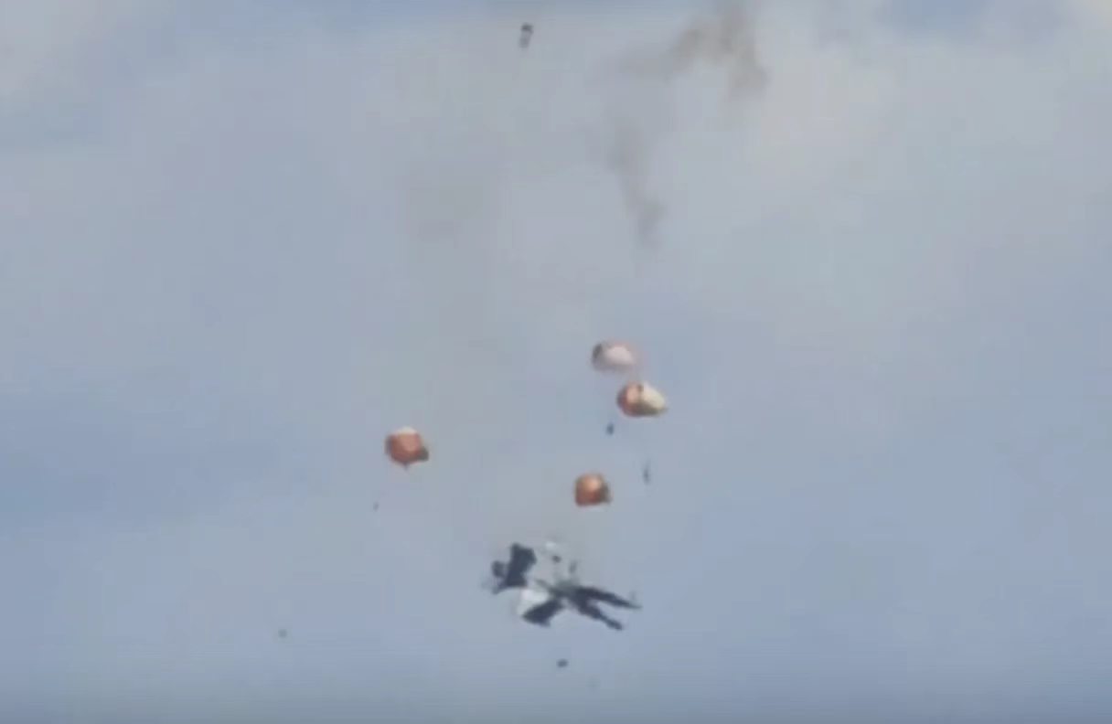 【美国爱达荷州一空军基地发生空中撞机 飞行员弹射逃生】美国2战机飞行表演时撞毁 