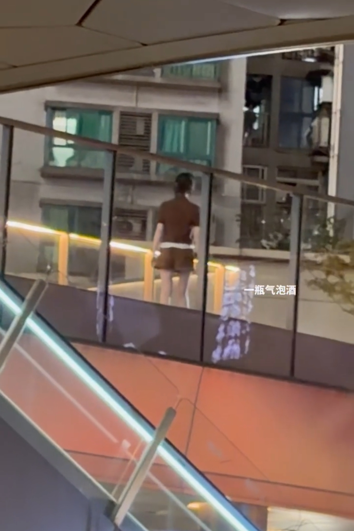 背景的住宅楼 真·家门口看鞠婧祎[捂嘴哭][泪奔] ​​​