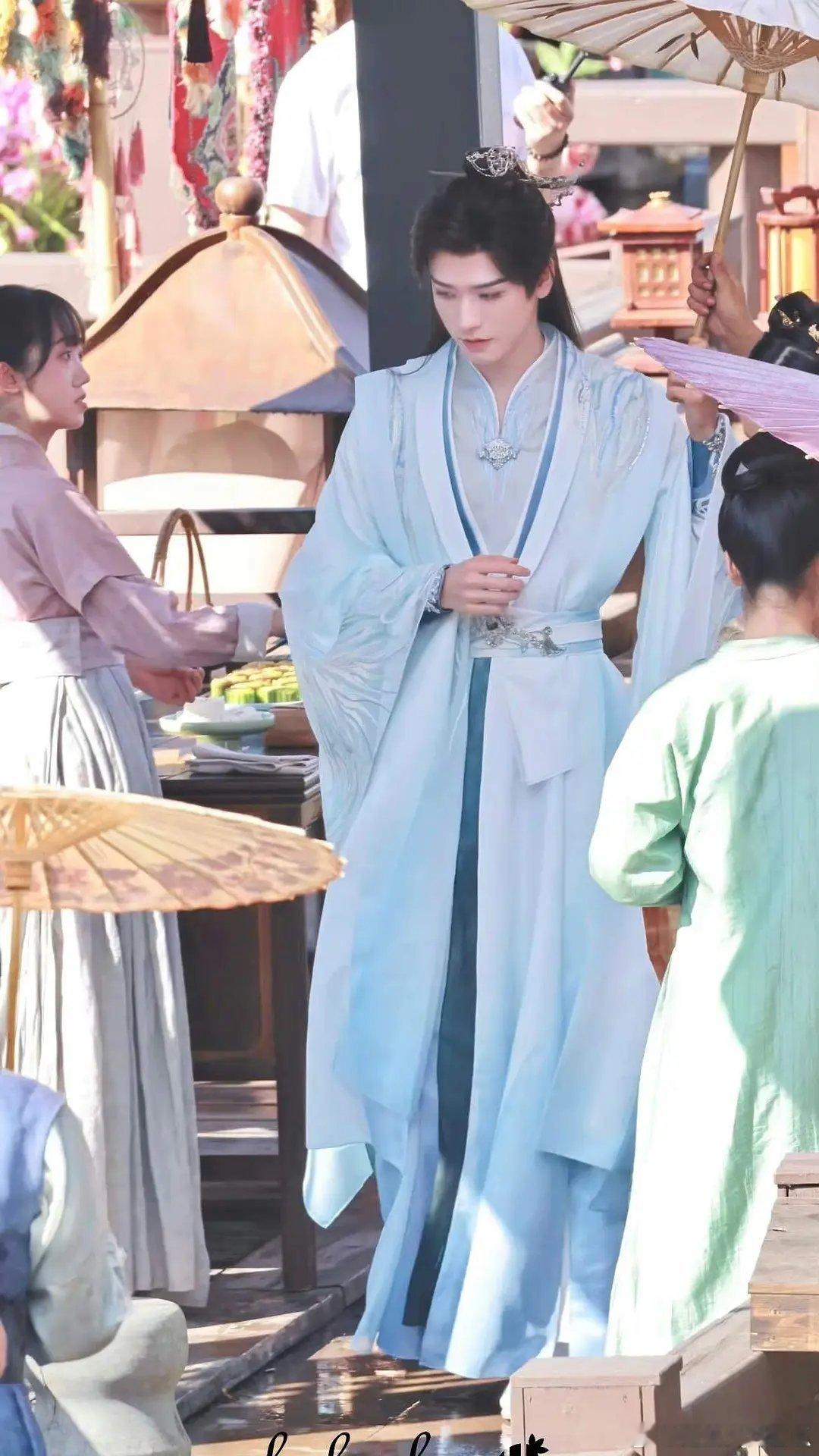 不穿鲨手工作服的苏慕雨真的像谦谦君子，龚俊是有点颜值的 ​​​