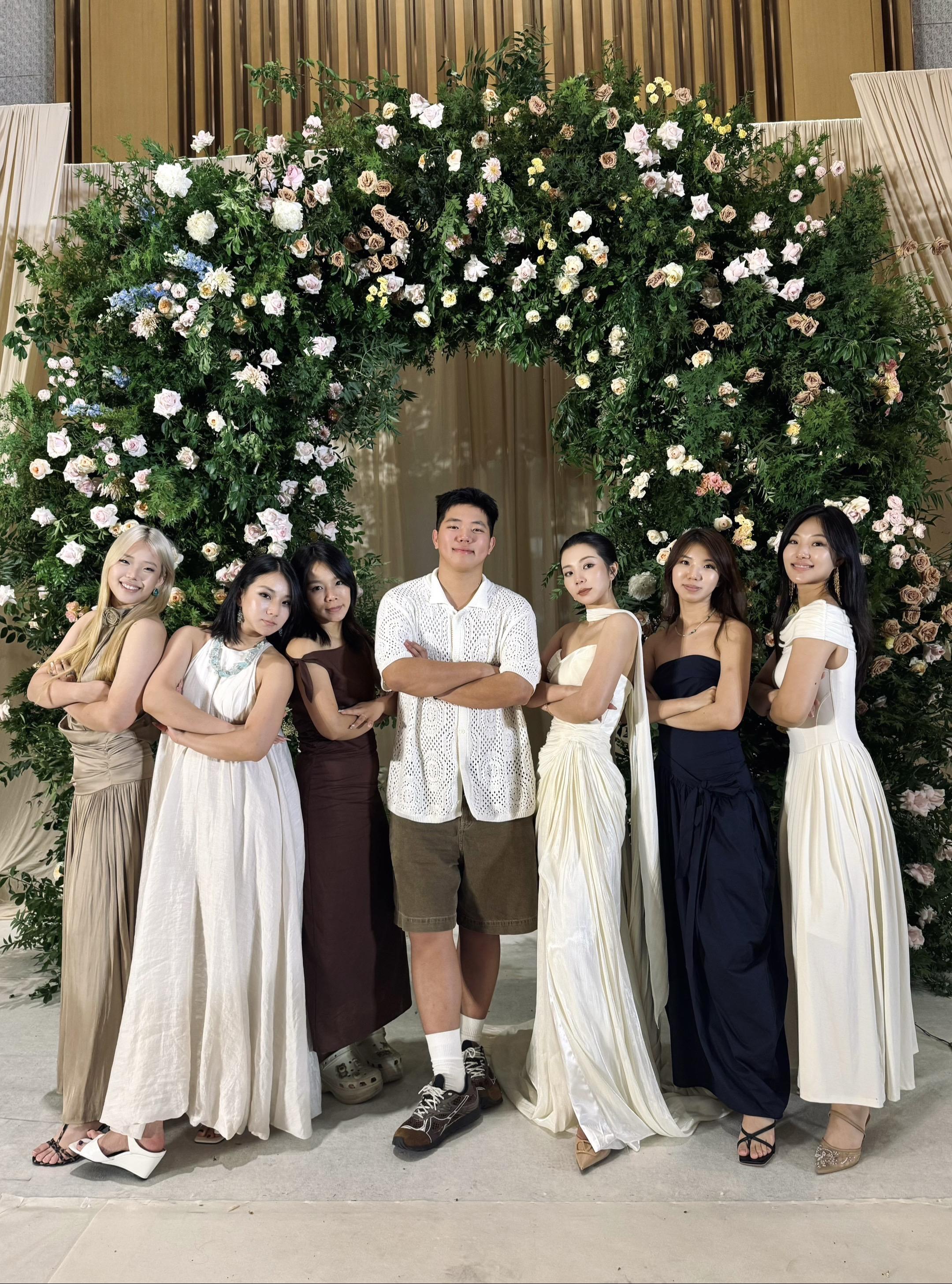 我亲爱的二姐结婚了。- 她值得世界上最最最美好的一切 祝她永远快乐幸福