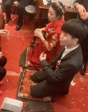 新郎: 岳父大人在上，小弟先干为敬[啤酒]
