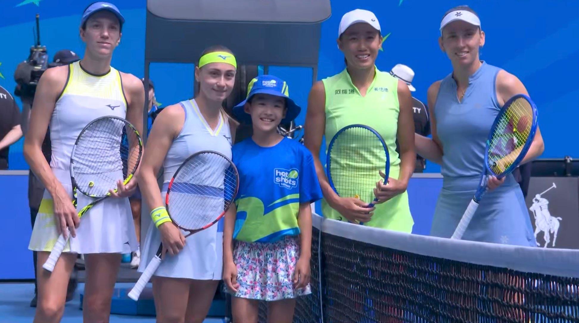 张帅的女双决赛准备开始！央视派出福将童阿姨垫场加油！张帅冲击澳网女双冠军张帅梅尔