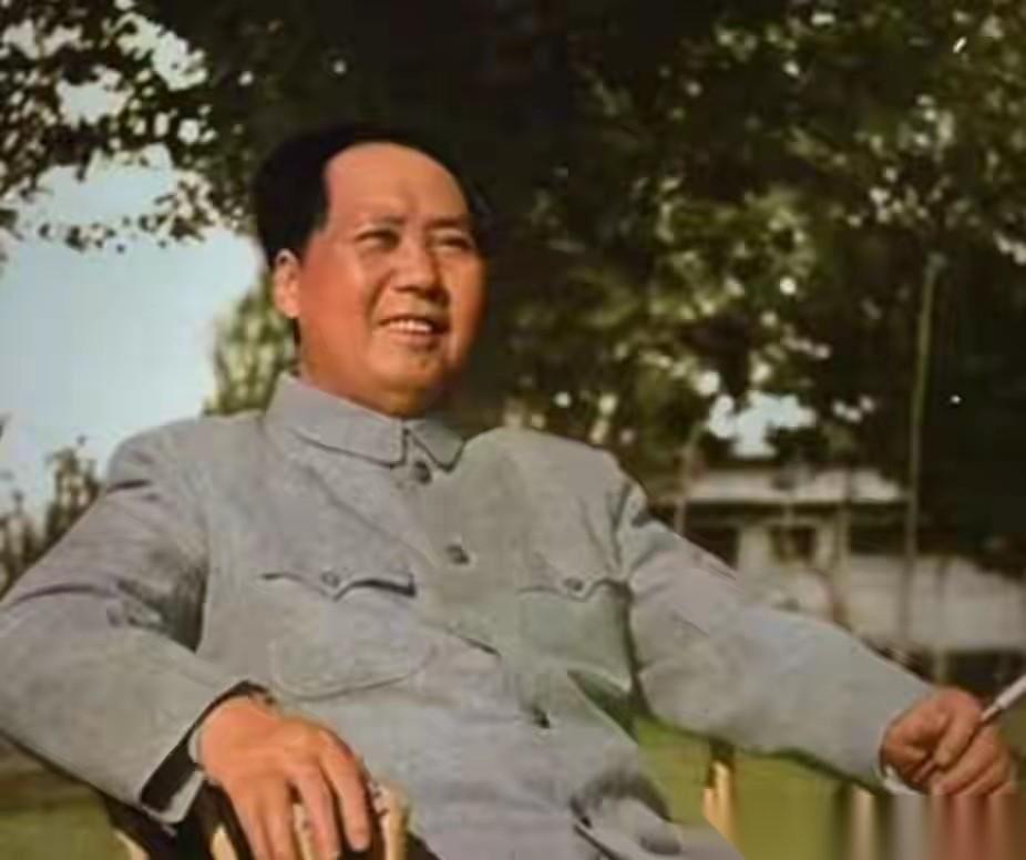 当初嫌毛主席思想老套，如今遇事全悔青了肠子！邓力群老同志早就说过，毛主席属于中国