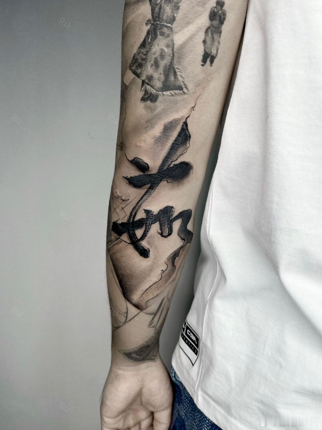 嗯…翻到这张照片。是之前一个粉丝私信我说为我纹的，然后就没再说过话。这帅哥长啥样