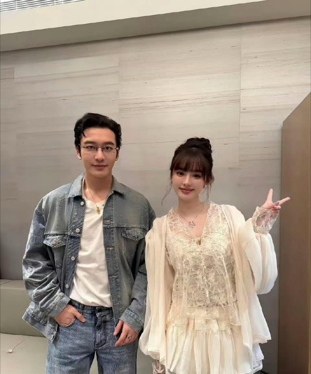 看得出来黄晓明偏爱固定风格，喜欢的女生类型从没变过 