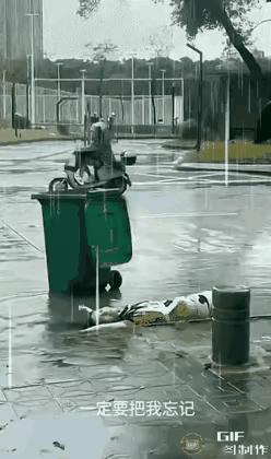 太让人心疼了！
大雨之中，
有一女子躺在垃圾桶旁，
任由雨水将自己淋透，
不一会
