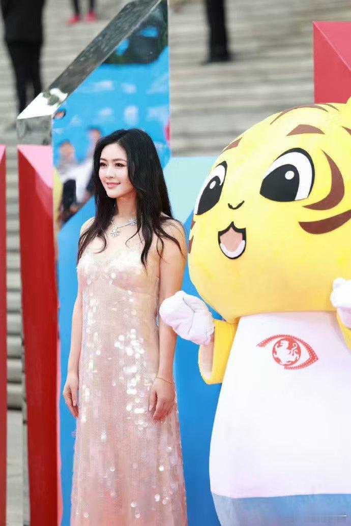 田海蓉是向日葵仙女吧田海蓉笑容好治愈 的红毯造型杀疯了！绸缎长裙搭配珍珠耳饰，转