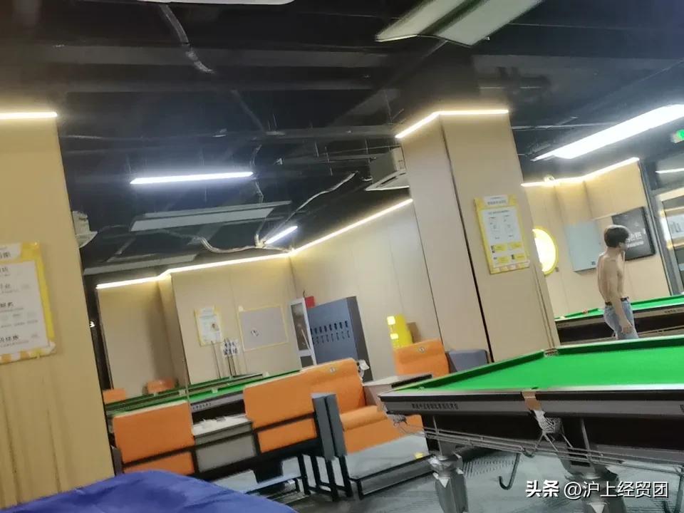 凌晨四点，我在台球馆睡觉，因为昨晚拍短剧到很晚，公司又不提供住宿。没车回家，只能