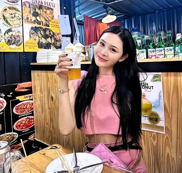 一段段隔空争吵持续刷屏，张颖颖近期始终紧盯汪家不放，不间断地公开发文言语攻击，措