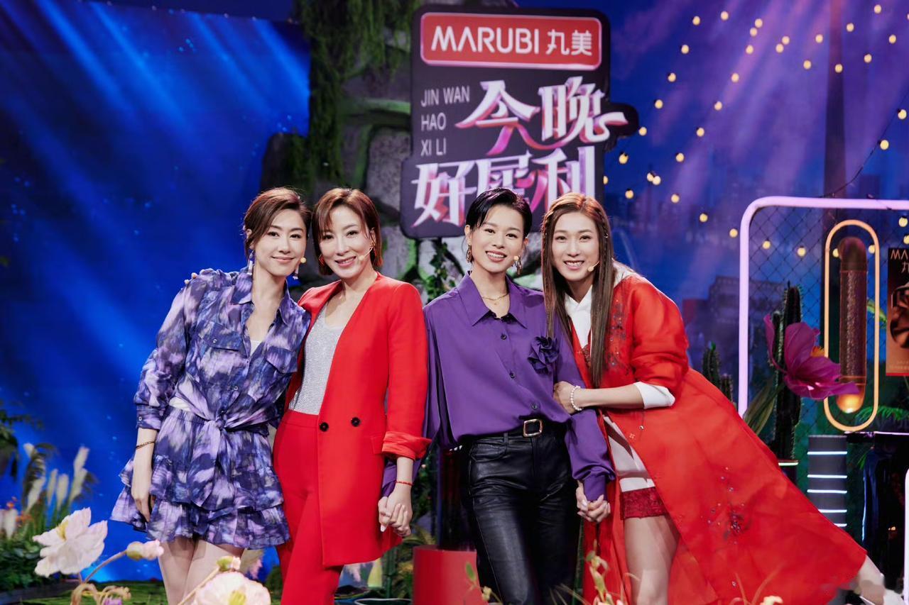 在这里胡杏儿不是最美的，但气质却是最绝的！岁月出的气质让她越发有女人味！
相反杨