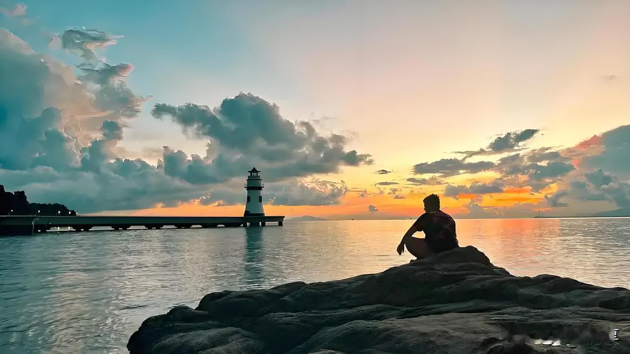 可以去公园的长椅上坐会儿，看大爷甩鞭子、大妈跳广场舞，听风声卷着树叶响——烟火气