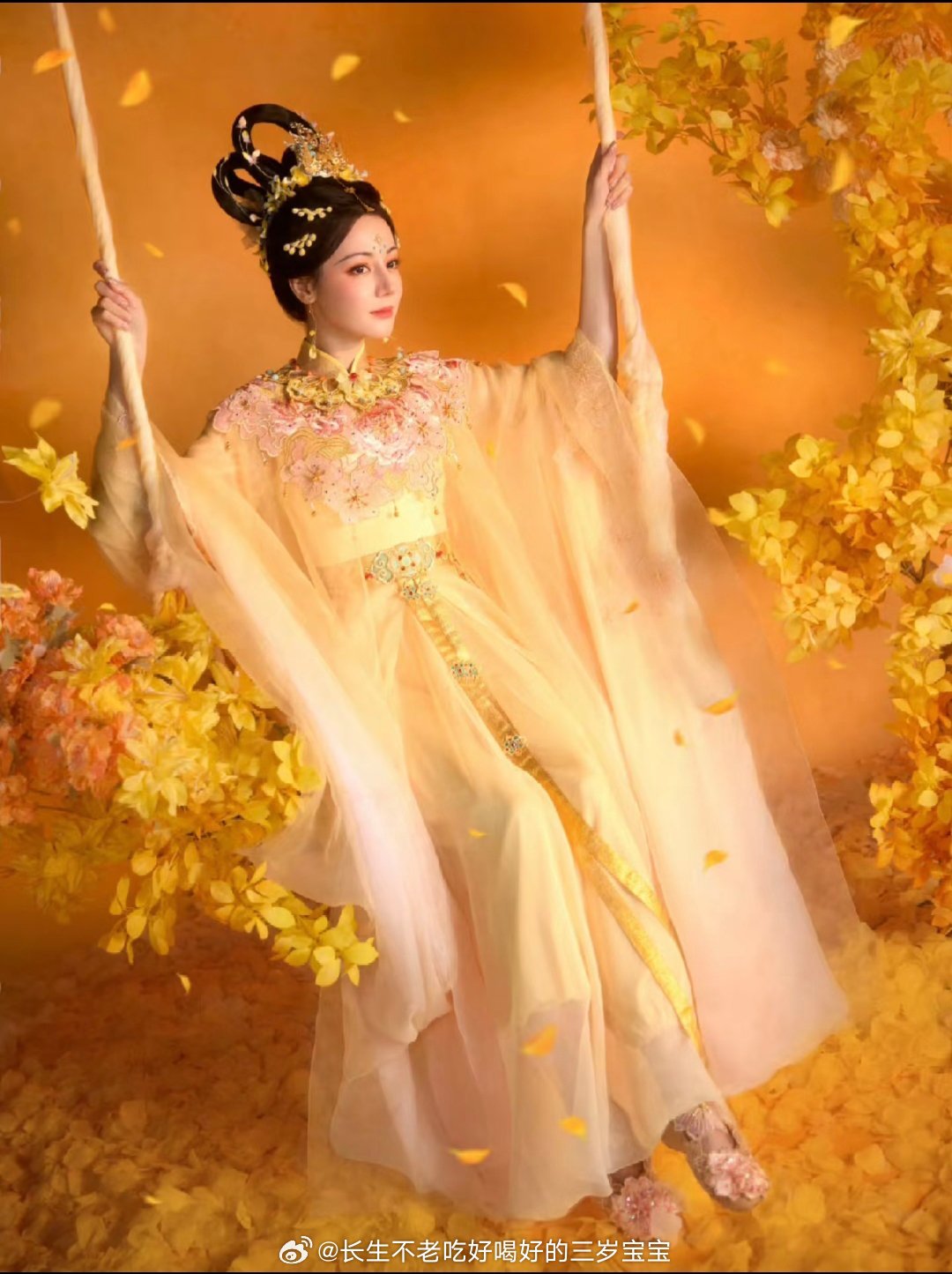 迪丽热巴 河南送你了每一帧都美得像画报，河南的风都被你吹甜了！真的美呆我了！ ​