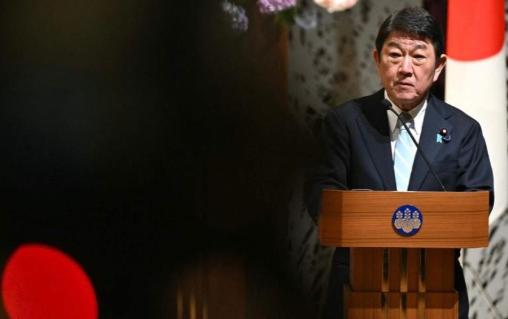 日本服软，承认中国很重要。当地时间7月14日，日本外长茂木敏充在记者会上公开表示