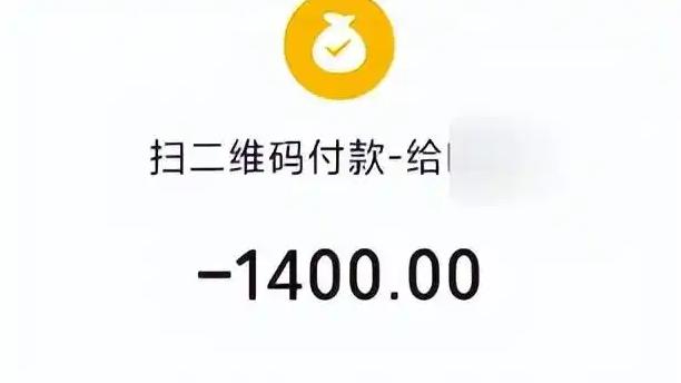 凌晨送货，货车被一辆喷着「城市管理执法」字样的车拦下来，说要罚1400块，钱还得