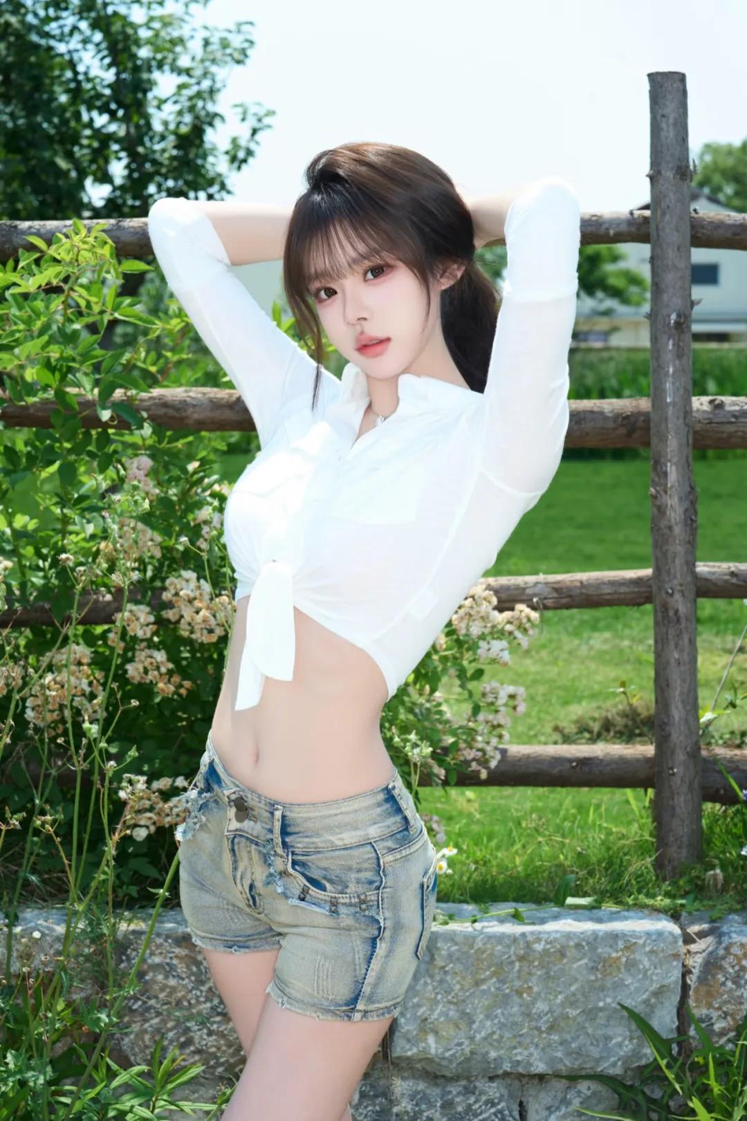 40岁女性如何快速打造气质穿搭? 牛仔短裤搭配白衬衫，这样的穿搭简直就是夏天的象