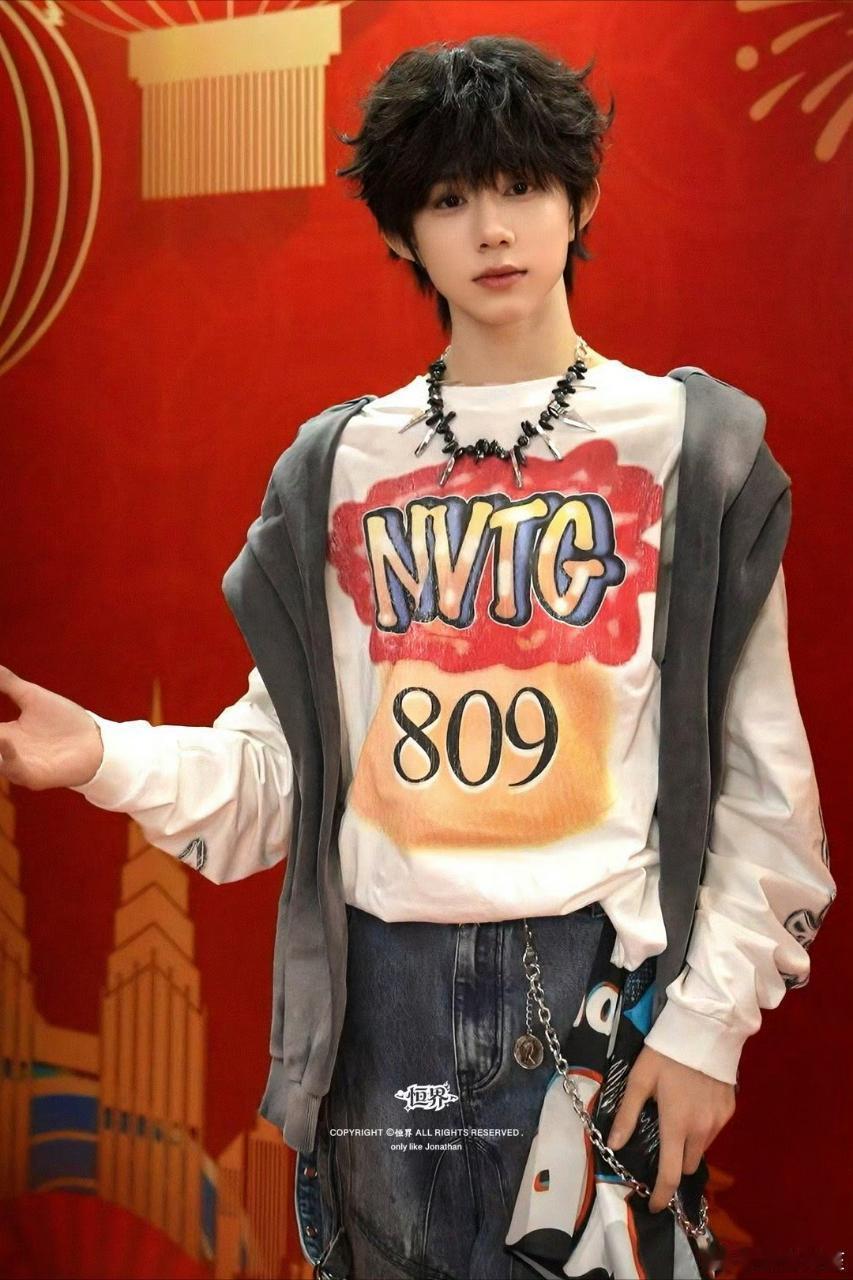 陈奕恒川渝春晚录制图，脸颊比心ing陈奕恒川渝春晚饭拍陈奕恒