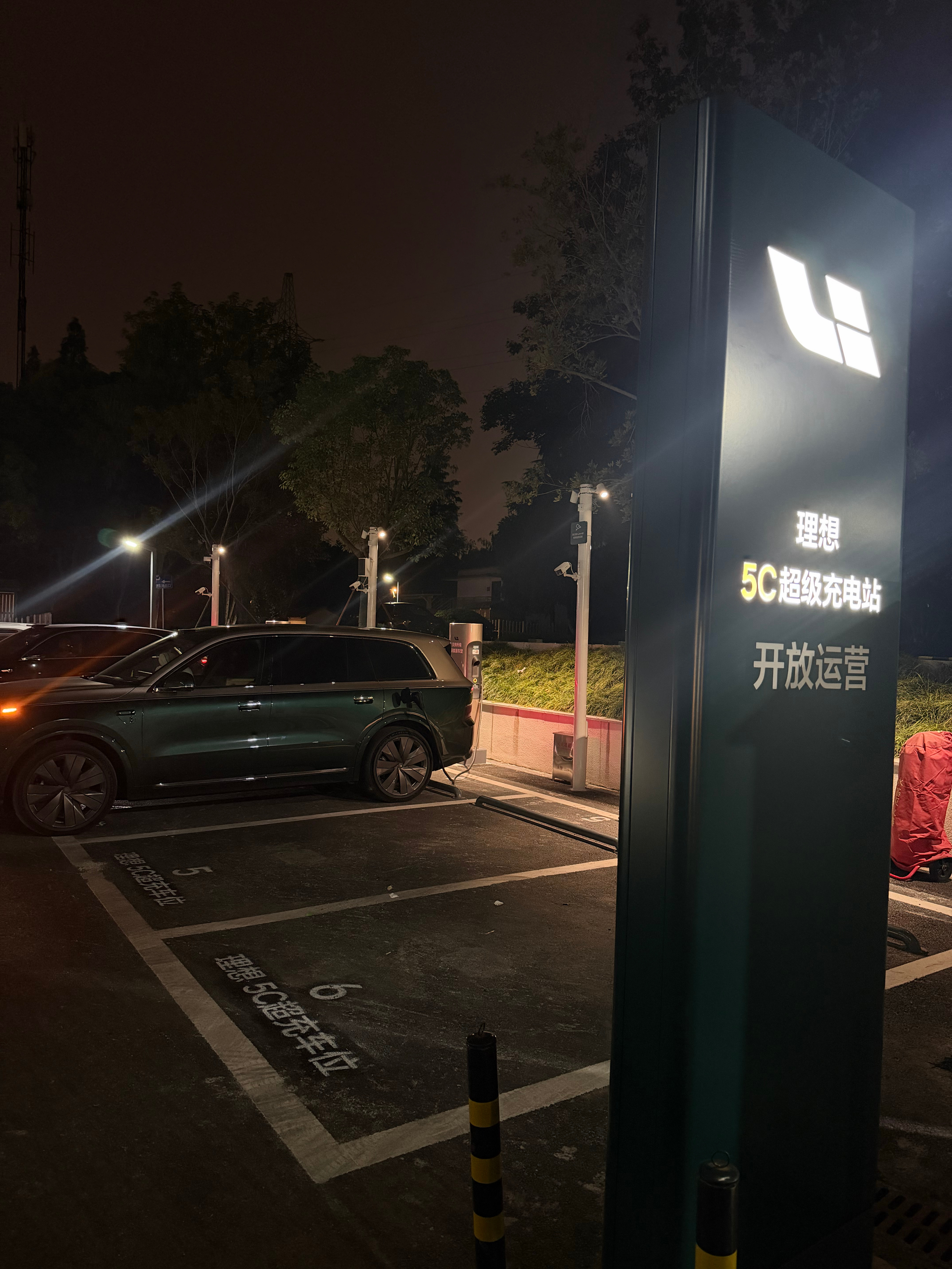过来接孩子，顺便给 Livis 补一口电，几分钟搞定 