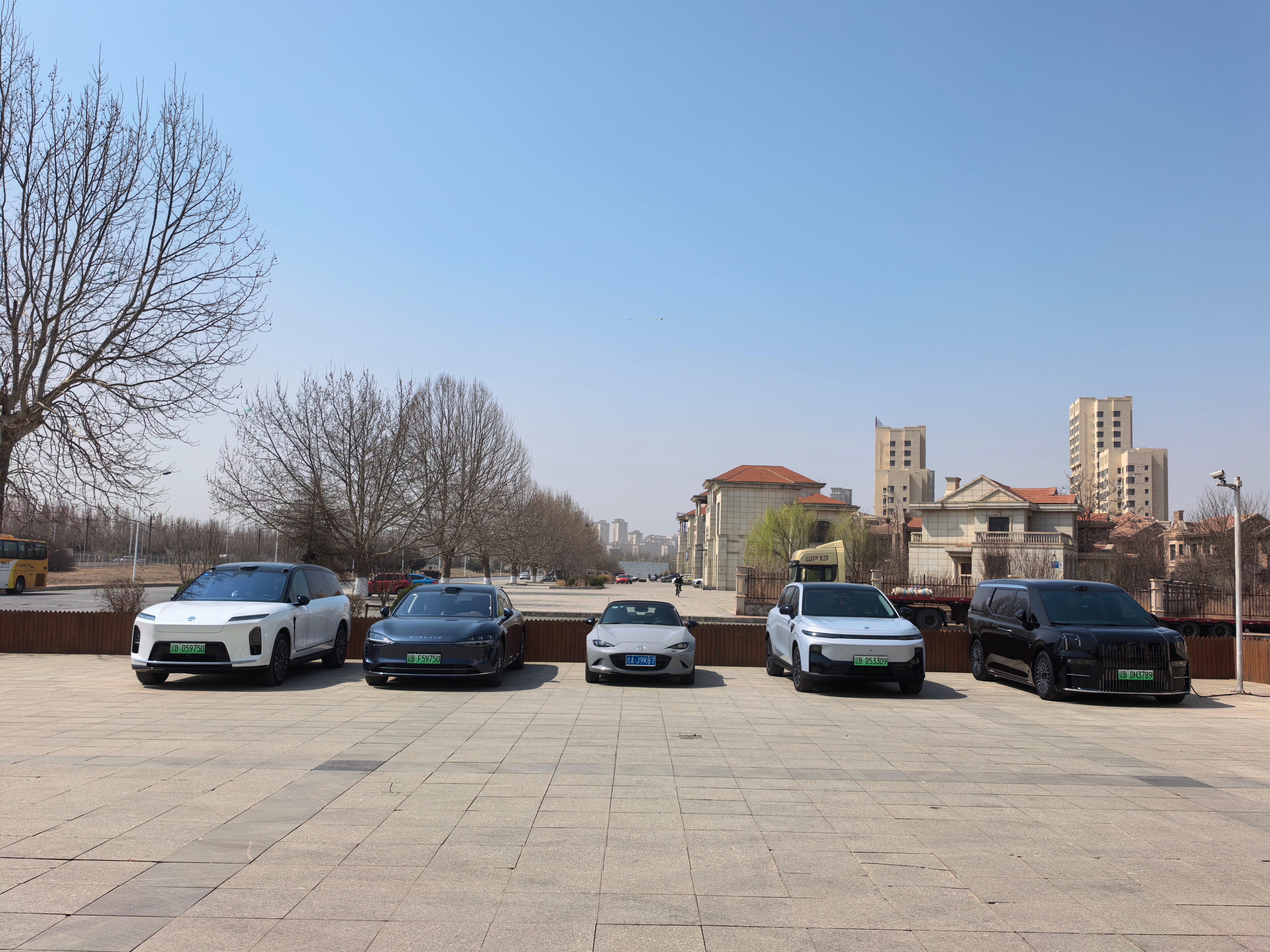 直观感受下 MX5 的体量不是我长得太大确实是 MX5 太小了现在有个问题就是这