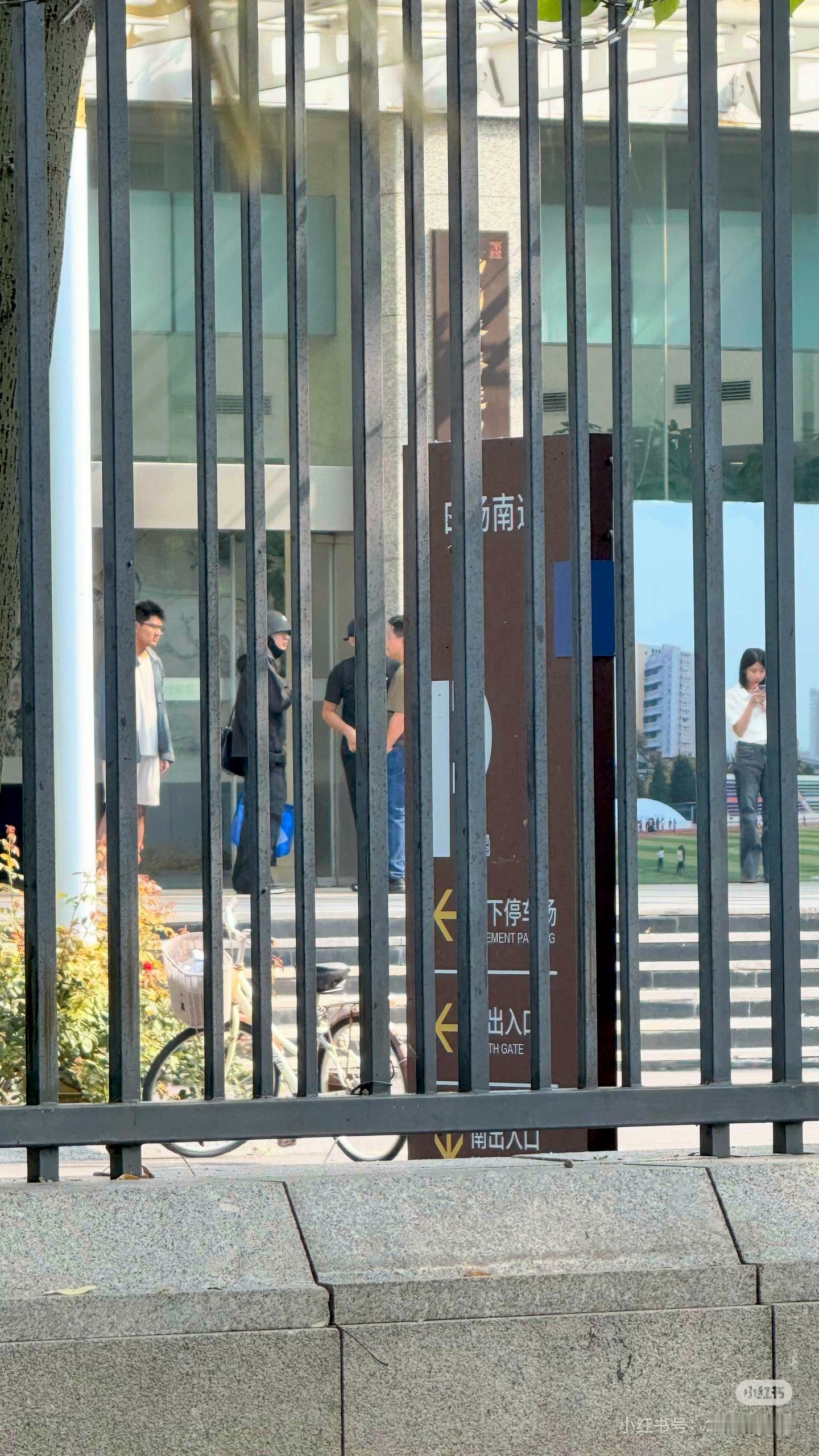 贺峻霖今天中传报到有人偶遇贺峻霖今天回中传报到～开启研究生🔛校园生活一切顺利[