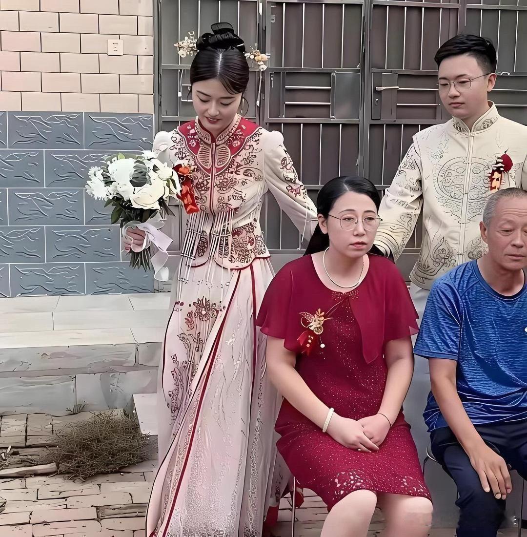 新娘要不换个人嫁了吧，看这一家人好像都不太高兴 